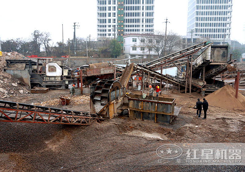 建筑垃圾制沙現(xiàn)場(chǎng)，配置車載制沙機(jī)